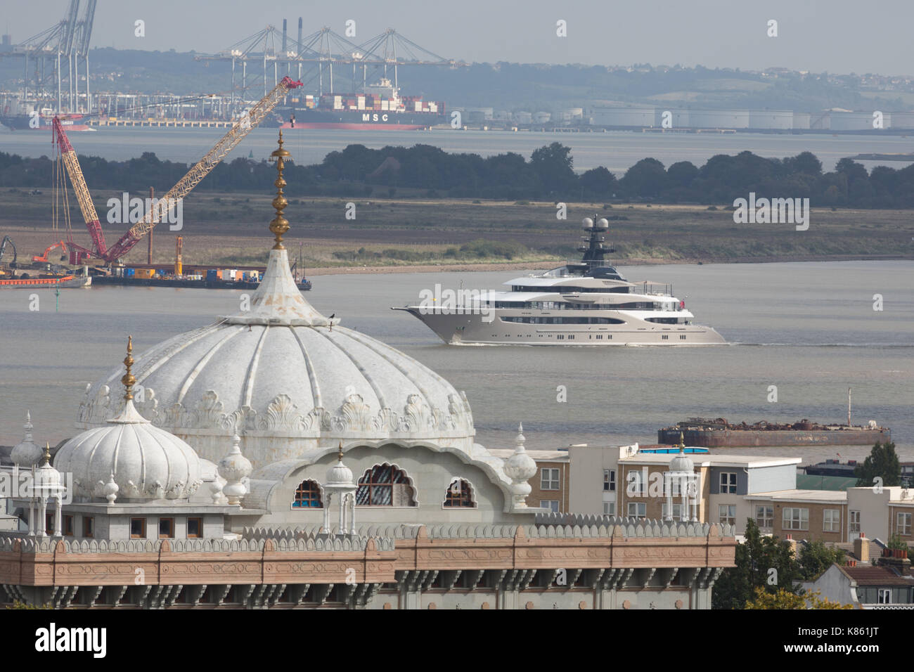 Gravesend, Kent, Vereinigtes Königreich. 18 Sep, 2017. Superyacht Kismet abgebildeten segeln Vergangenheit Gravesend heute morgen auf dem Weg in London. Das Schiff ist von Milliardär Shaheed Khan gehört. Der Geschäftsmann besitzt auch die Jacksonville Jaguars NFL Team und bringt die Yacht in London mit Ihnen spielen im Wembley übereinzustimmen. Sie wird am 24. September. Credit: Rob Powell/Alamy leben Nachrichten Stockfoto