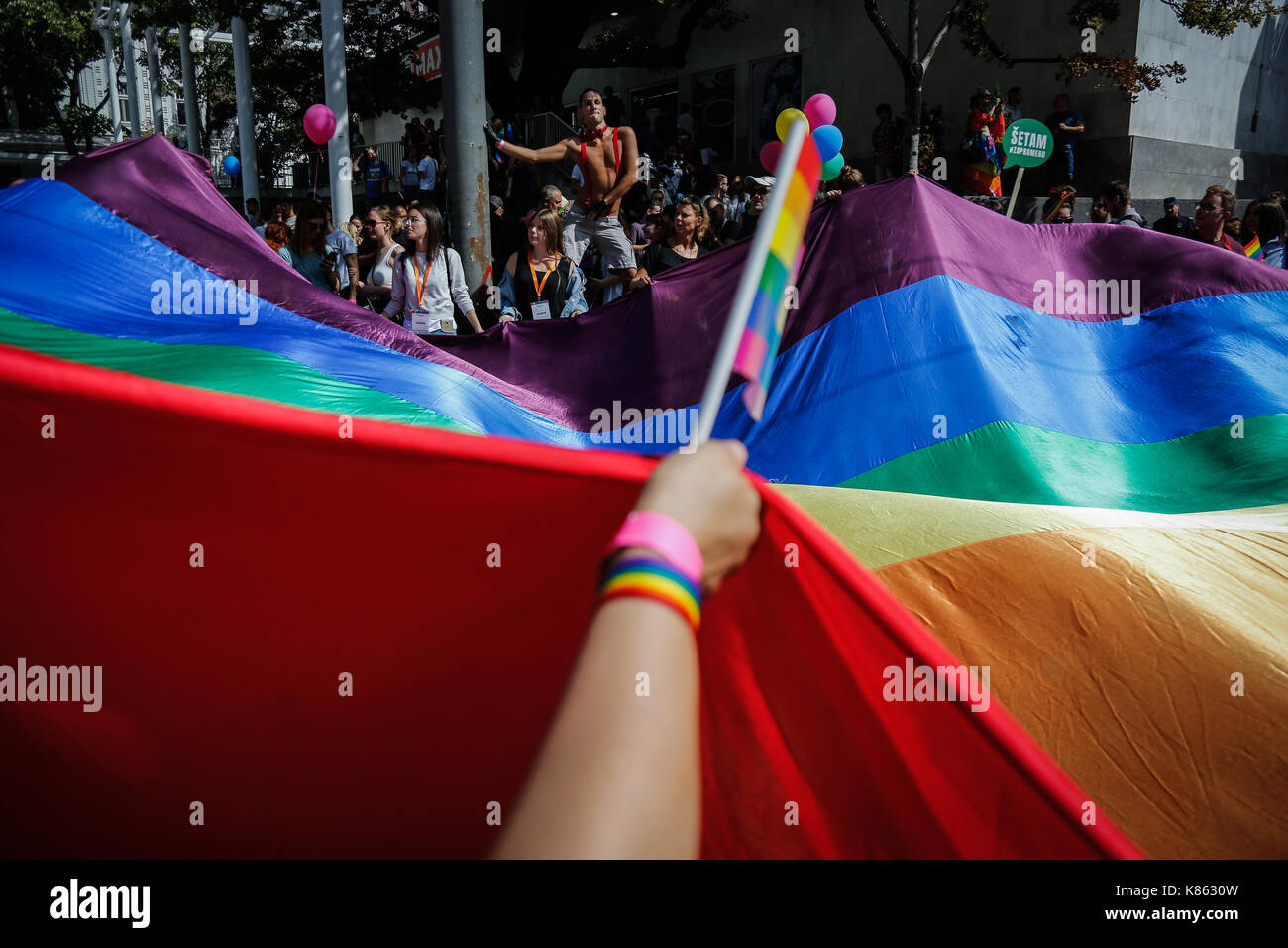 Die Teilnehmer sind zu sehen, die eine große LGBT-Flagge während man durch die Straße während der jährlichen Belgrade Gay Pride. Gay Pride in Serbien seit 2001 gehalten, und dieses Ereignis ist der vierte in einer Reihe, geht ohne Probleme, wie eine große neue serbische Politiker einschließlich des Premierministers Ana Brnabi? Und Bürgermeister von Belgrad Siniša Mali. begann die Gay Parade und die LGBT Gemeinschaft zu unterstützen. Am 17. September 2017 in Belgrad, Serbien. Stockfoto