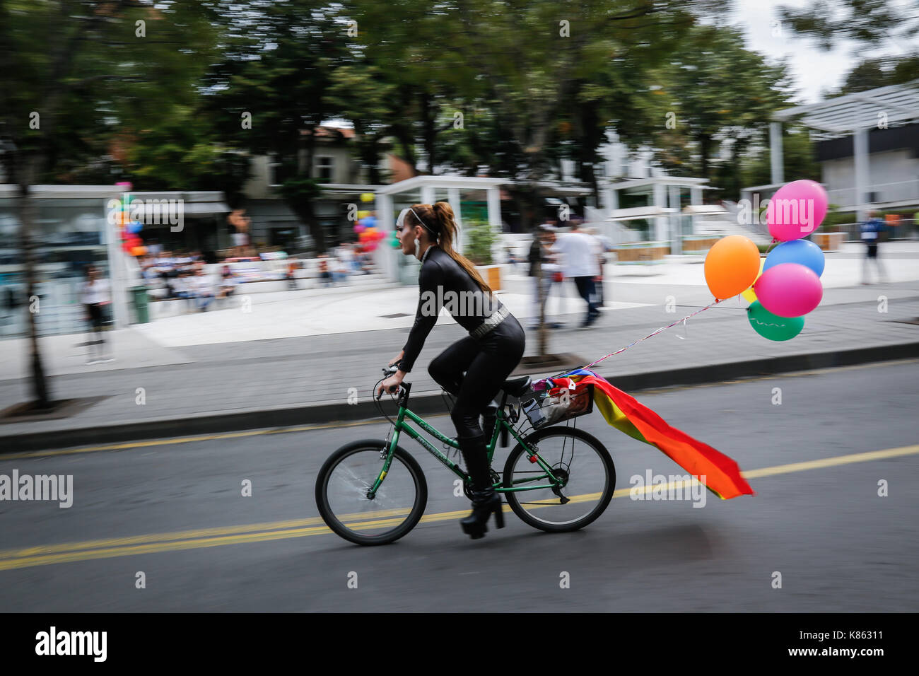 Eine Frau auf einem Fahrrad ist während der jährliche Gay Pride in Belgrad gesehen. Gay Pride in Serbien seit 2001 gehalten, und dieses Ereignis ist der vierte in einer Reihe, geht ohne Probleme, wie eine große neue serbische Politiker einschließlich des Premierministers Ana Brnabi? Und Bürgermeister von Belgrad Siniša Mali. begann die Gay Parade und die LGBT Gemeinschaft zu unterstützen. Am 17. September 2017 in Belgrad, Serbien. Stockfoto