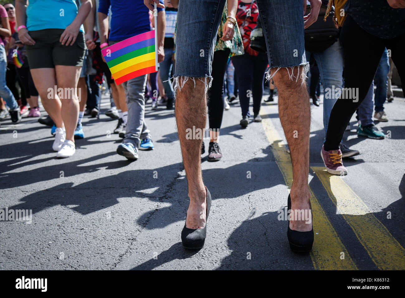 Die Teilnehmer sind während der jährliche Gay Pride in Belgrad gesehen. Gay Pride in Serbien seit 2001 gehalten, und dieses Ereignis ist der vierte in einer Reihe, geht ohne Probleme, wie eine große neue serbische Politiker einschließlich des Premierministers Ana Brnabi? Und Bürgermeister von Belgrad Siniša Mali. begann die Gay Parade und die LGBT Gemeinschaft zu unterstützen. Am 17. September 2017 in Belgrad, Serbien. Stockfoto