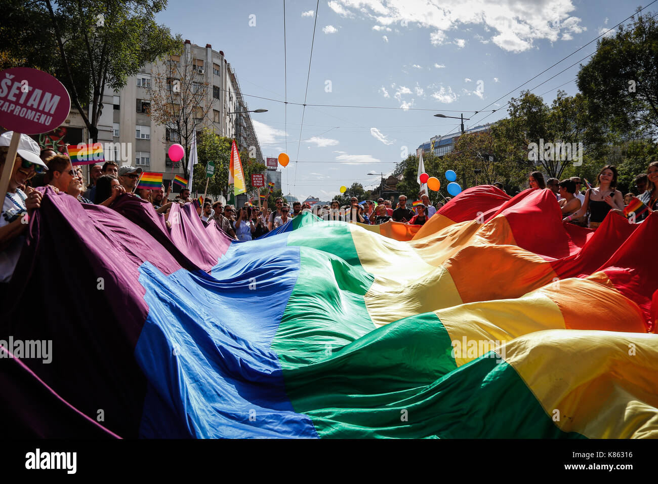 Die Teilnehmer sind zu sehen, die eine große LGBT-Flagge während man durch die Straße während der jährlichen Belgrade Gay Pride. Gay Pride in Serbien seit 2001 gehalten, und dieses Ereignis ist der vierte in einer Reihe, geht ohne Probleme, wie eine große neue serbische Politiker einschließlich des Premierministers Ana Brnabi? Und Bürgermeister von Belgrad Siniša Mali. begann die Gay Parade und die LGBT Gemeinschaft zu unterstützen. Am 17. September 2017 in Belgrad, Serbien. Stockfoto