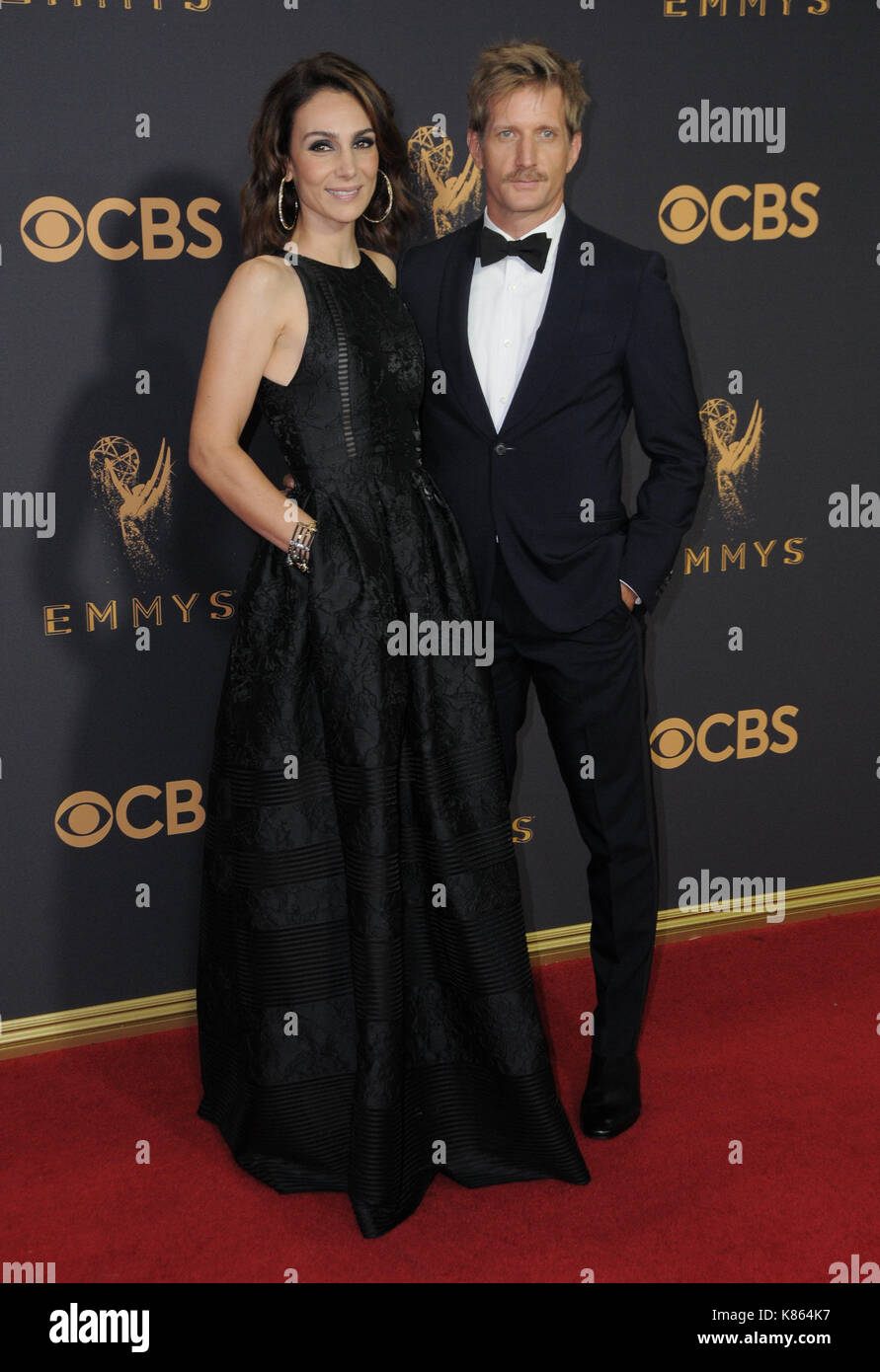 Los Angeles, CA, USA. September 2017. 17. September 2017 – Los Angeles, Kalifornien – Annie Parisse, Paul Sparks. 69. Annual Primetime Emmy Awards – Ankünfte im Microsoft Theater in Los Angeles. Foto: Birdie Thompson/Admedia Stockfoto