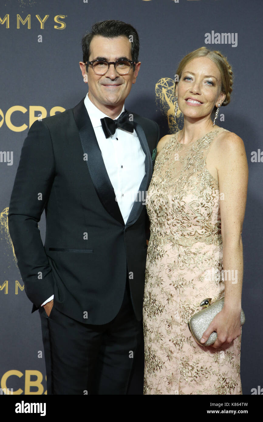 Los Angeles, Ca, USA. 17 Sep, 2017. Ty Burrell, Holly Burrell Am 69 Emmy Awards, die in den Microsoft Theater in Kalifornien am 17. September 2017. Credit: Faye S/Medien Punch/Alamy leben Nachrichten Stockfoto