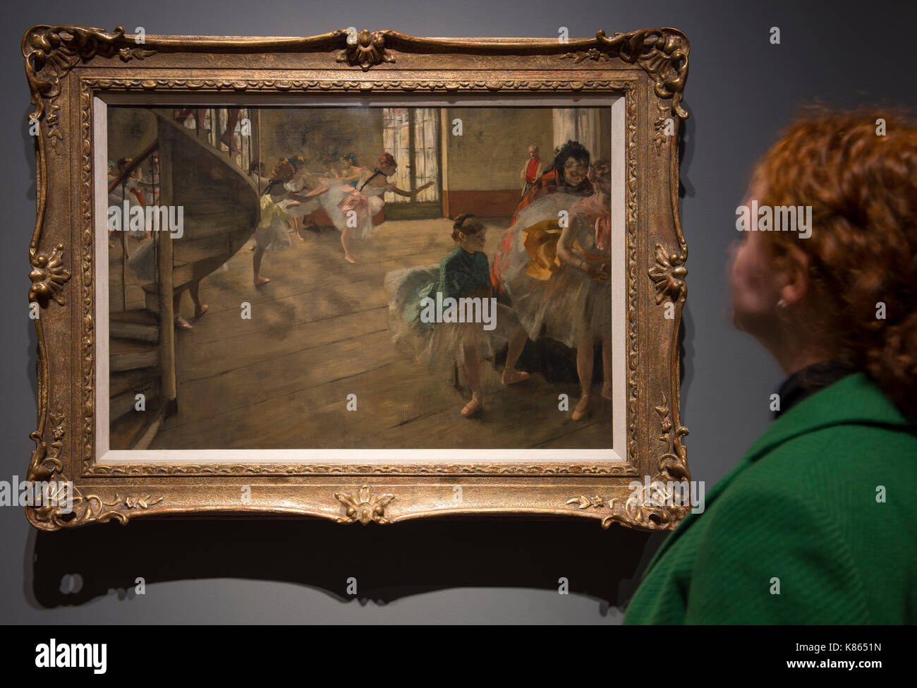 National Gallery, London, UK. 18 Sep, 2017. Degas Kunstwerke aus dem Burrell Collection, Glasgow gehen auf Anzeige an der Nationalen Galerie ab 20. September 2017 - vom 7. Mai 2018. Versand Magnat Sir William Burrell begabte seine große Kunstsammlung, darunter eine der schönsten Sammlungen von Degas pastels in der Welt, der Stadt Glasgow 1944. Foto: Mitglied der Galerie Ansichten des Personals der Proben, über 1874. Die Burrell Collection, Glasgow. Glasgow Museen Sammlung. Credit: Malcolm Park/Alamy Leben Nachrichten. Stockfoto