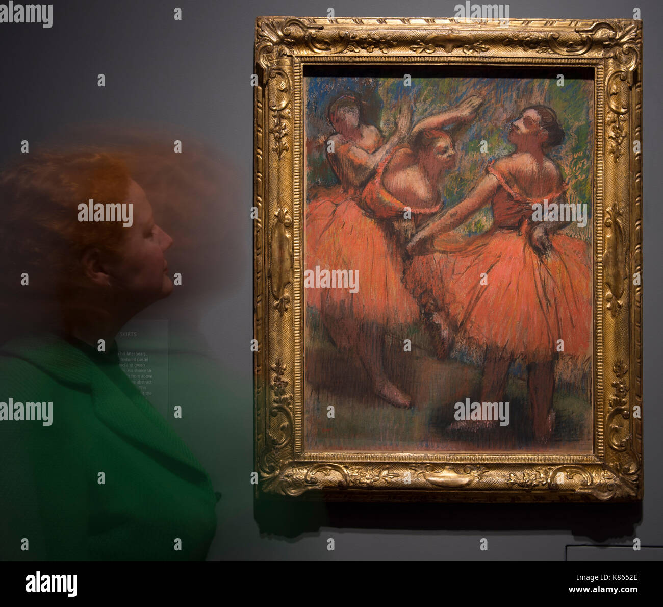 National Gallery, London, UK. 18 Sep, 2017. Degas Kunstwerke aus dem Burrell Collection, Glasgow gehen auf Anzeige an der Nationalen Galerie ab 20. September 2017 - vom 7. Mai 2018. Versand Magnat Sir William Burrell begabte seine große Kunstsammlung, darunter eine der schönsten Sammlungen von Degas pastels in der Welt, der Stadt Glasgow 1944. Hilaire-Germain - Edgar Degas. Foto: Mitglied der Galerie Ansichten des Personals die Rote Ballett Röcke, etwa 1900. Die Burrell Collection, Glasgow. Glasgow Museen Sammlung. Credit: Malcolm Park/Alamy Leben Nachrichten. Stockfoto