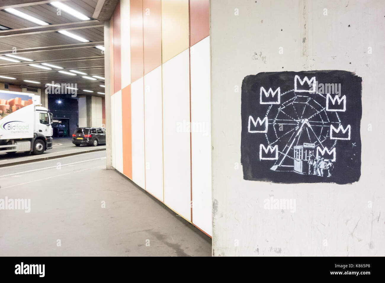 LONDON, UK - 18. September 17: Eine der beiden neuen Arbeiten von Bansky zeigt Riesenrad mit Menschen, die sich an einem Ticketschalter anstellen. Es ist auf dem Display am Beech Street Tunnel im Barbican, um Barbican Centre's bevorstehende Ausstellung von Jean-Michel Basquiat zu fördern. Fawcitt/Alamy Live News. Stockfoto