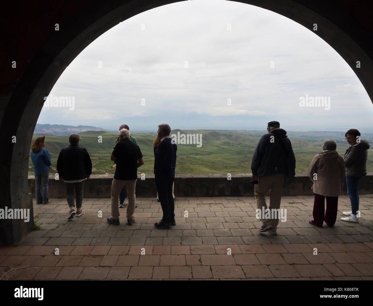 Touristische Stop an einem Aussichtspunkt und Denkmal außerhalb Eriwan in Armenien mit Panorama Blick auf die Landschaft und die Berge. Stockfoto