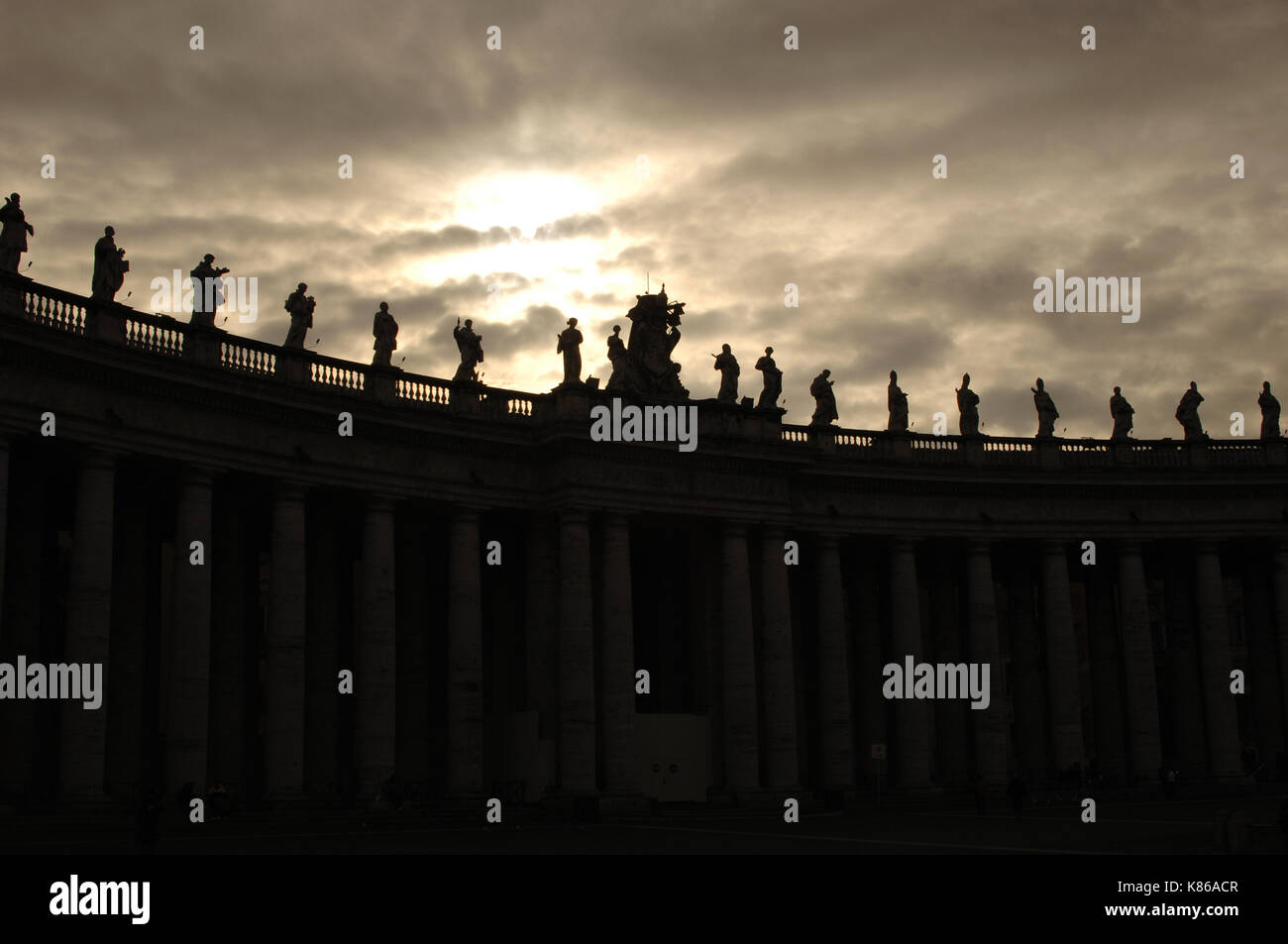 Vatikanstadt. Große Kolonnade von St. Petersplatz, von Bernini, 17. Detail. Hintergrundbeleuchtung. Stockfoto