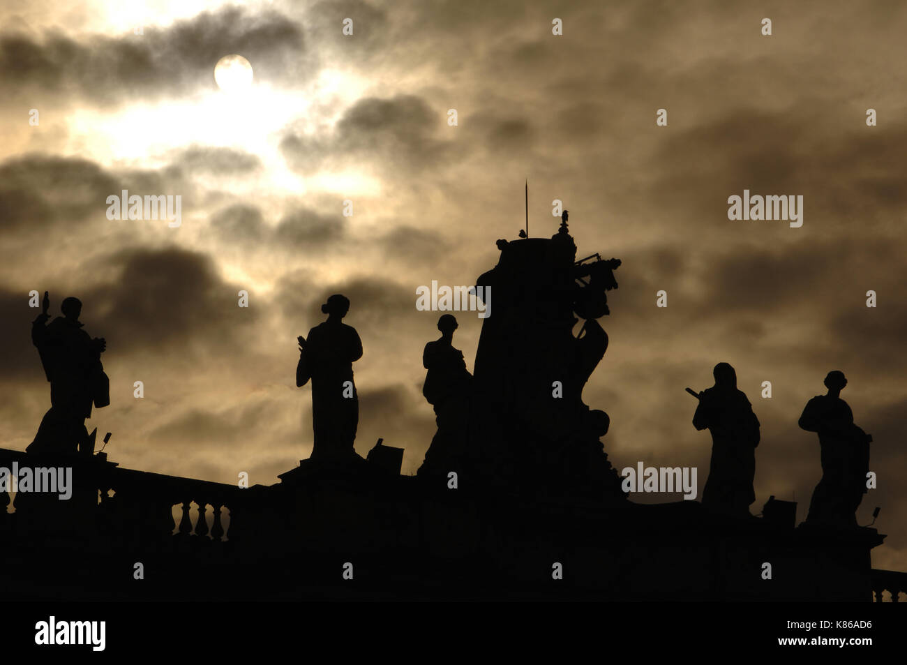 Vatikanstadt. Große Kolonnade von St. Petersplatz, von Bernini, 17. Detail. Skulpturen. Hintergrundbeleuchtung. Stockfoto