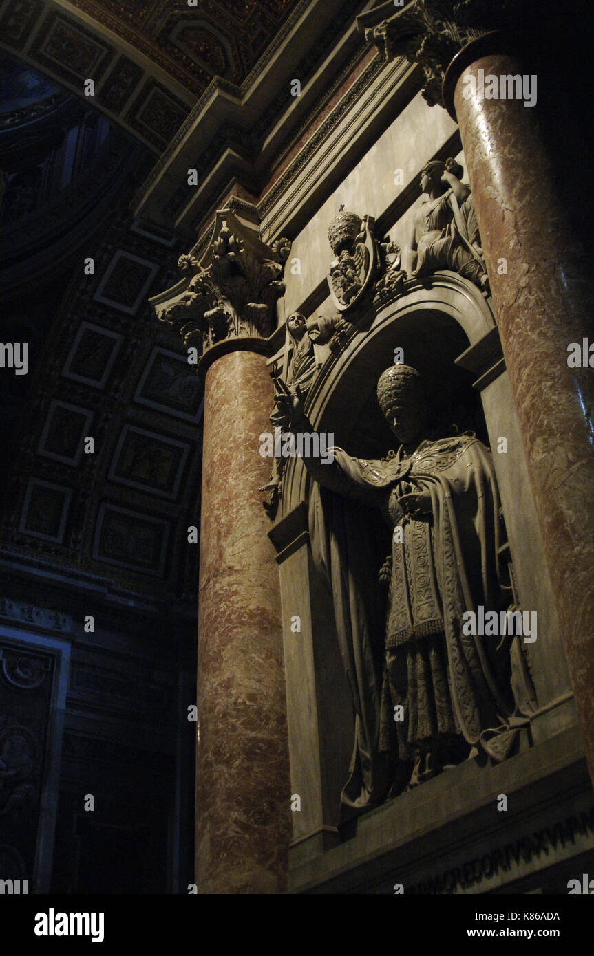 Denkmal Statue Papst Leo XII, von Giuseppe De Fabris (1790-1860), 1835-36. Papst stehen und die Vermittlung seiner Segen "Urbi et Orbi" während des Jubeljahres 1825. Innenraum der Basilika von St. Peter. Vatikanstadt. Stockfoto