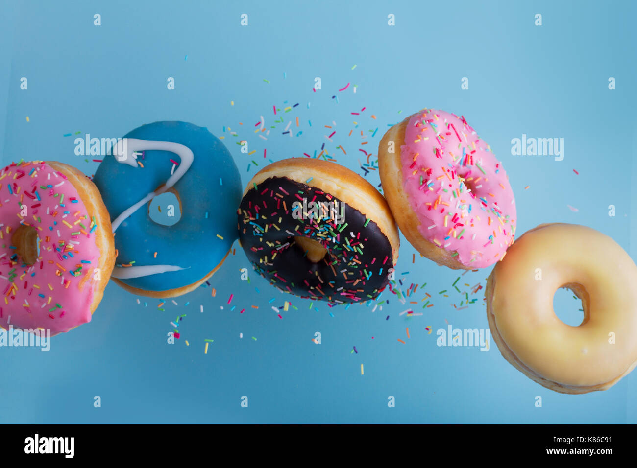 Flying Donuts auf Blau Stockfoto