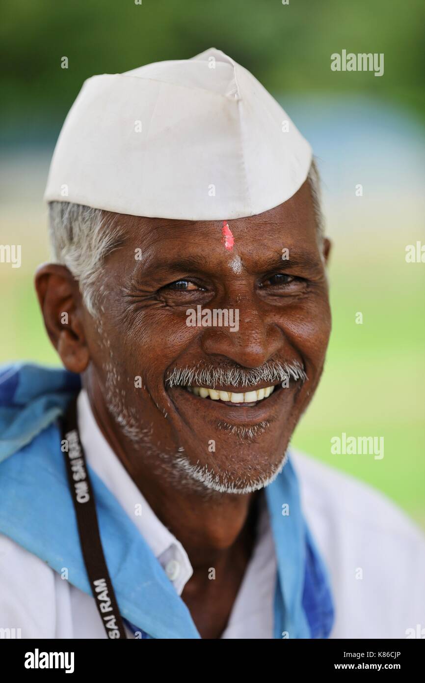 Sevadal lächelnd an die Sathya Sai Baba Ashram Stockfoto