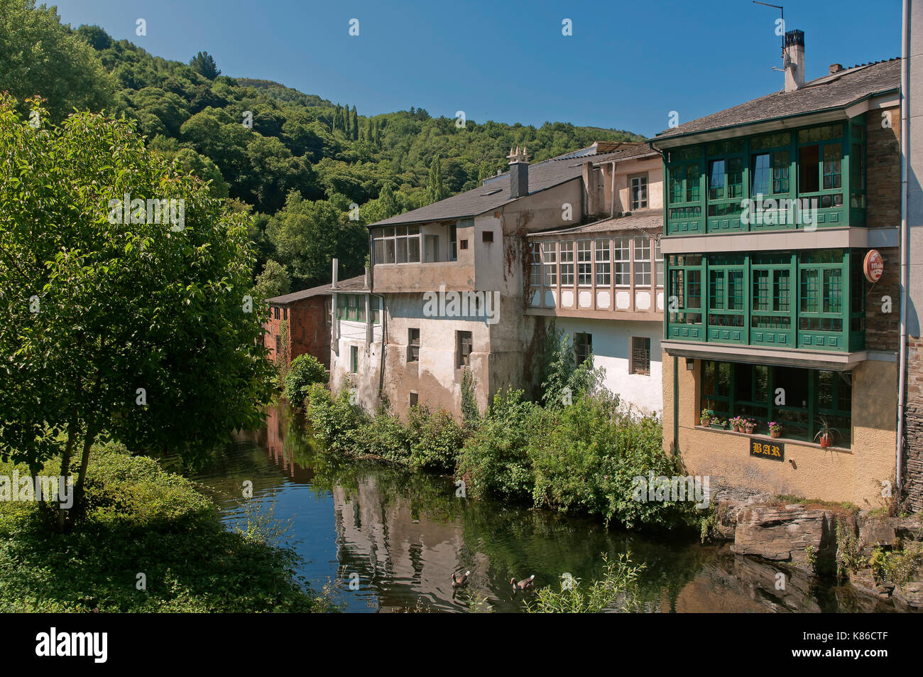 Urban ansehen und Sarria Fluss, Samos, Lugo Provinz, Region Galizien, Spanien, Europa Stockfoto