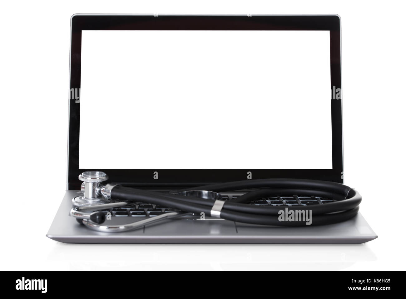Nahaufnahme des Stethoskop auf Laptop vor weißem Hintergrund Stockfoto