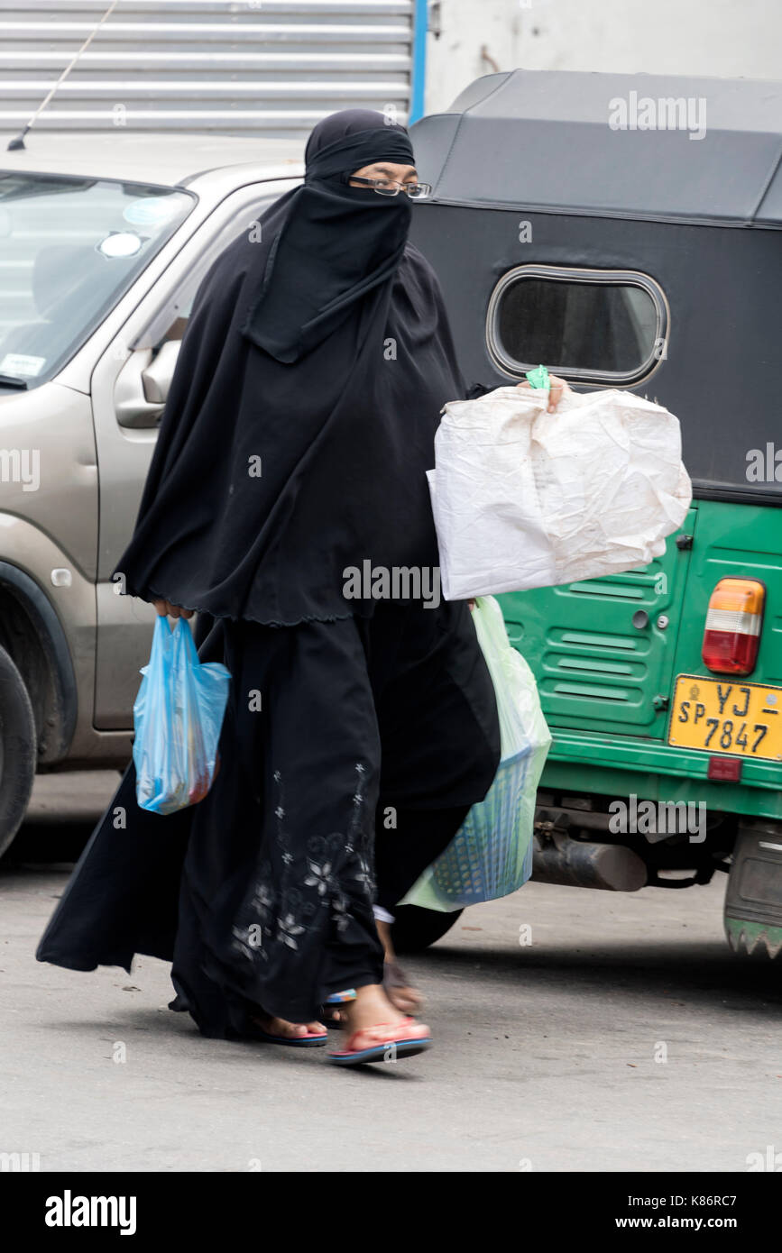 Eine muslimische Frau, die auf dem Pettah Market in Colombo, Sri Lanka, einkaufen geht. Stockfoto