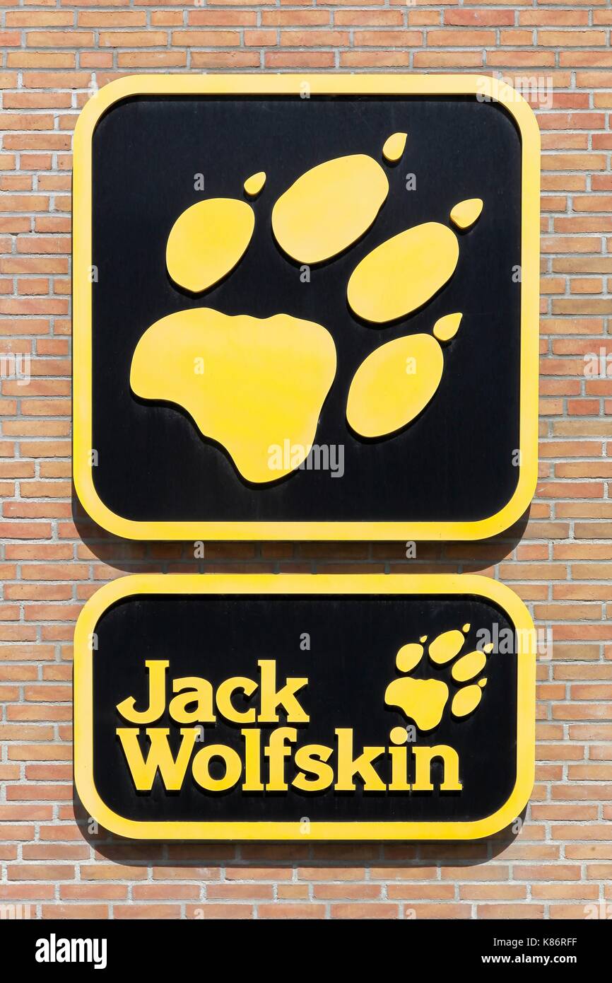 Hvide Sande, Dänemark - 1 August 2017: Jack Wolfskin Logo auf eine Wand. Jack Wolfskin ist ein wichtiger deutscher Hersteller von Outdoor und Ausrüstung Stockfoto