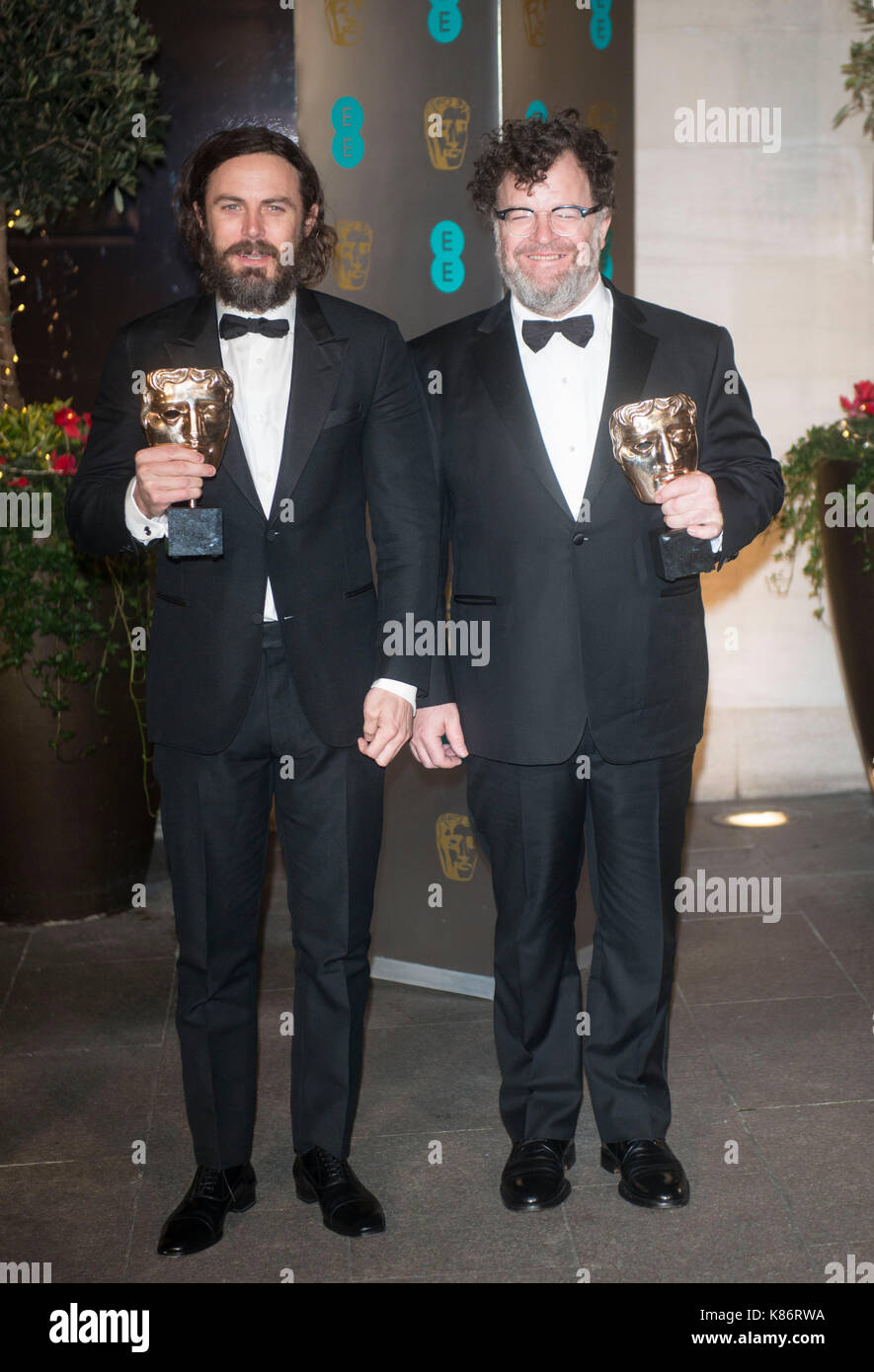 Casey Affleck und Kenneth Lonergan auf der offiziellen nach Partei für die 70Th ccaEE British Academy Film Awards 2017 nach - Partei Abendessen im Grosvenor House Hotel am 12. Februar 2017 in London, England Stockfoto