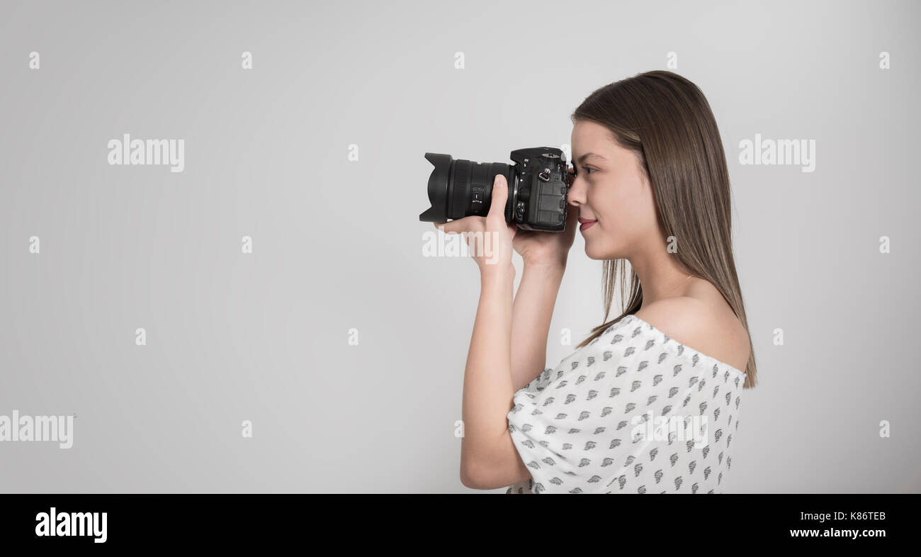 Fotografin machen Fotos gegen grauer Hintergrund Stockfoto