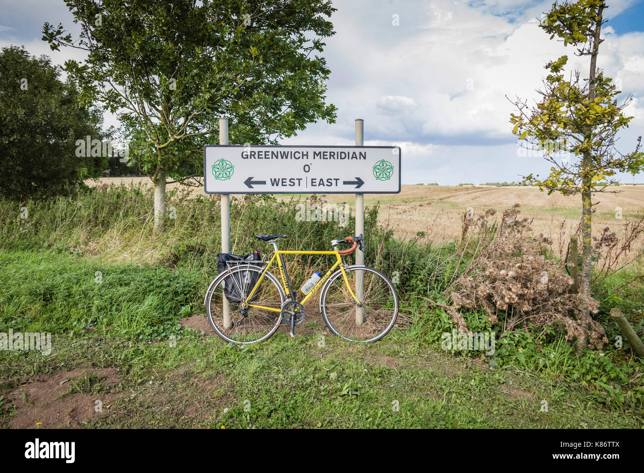 Radfahren über den Meridian von Greenwich, Patrington, East Yorkshire, Großbritannien. Stockfoto