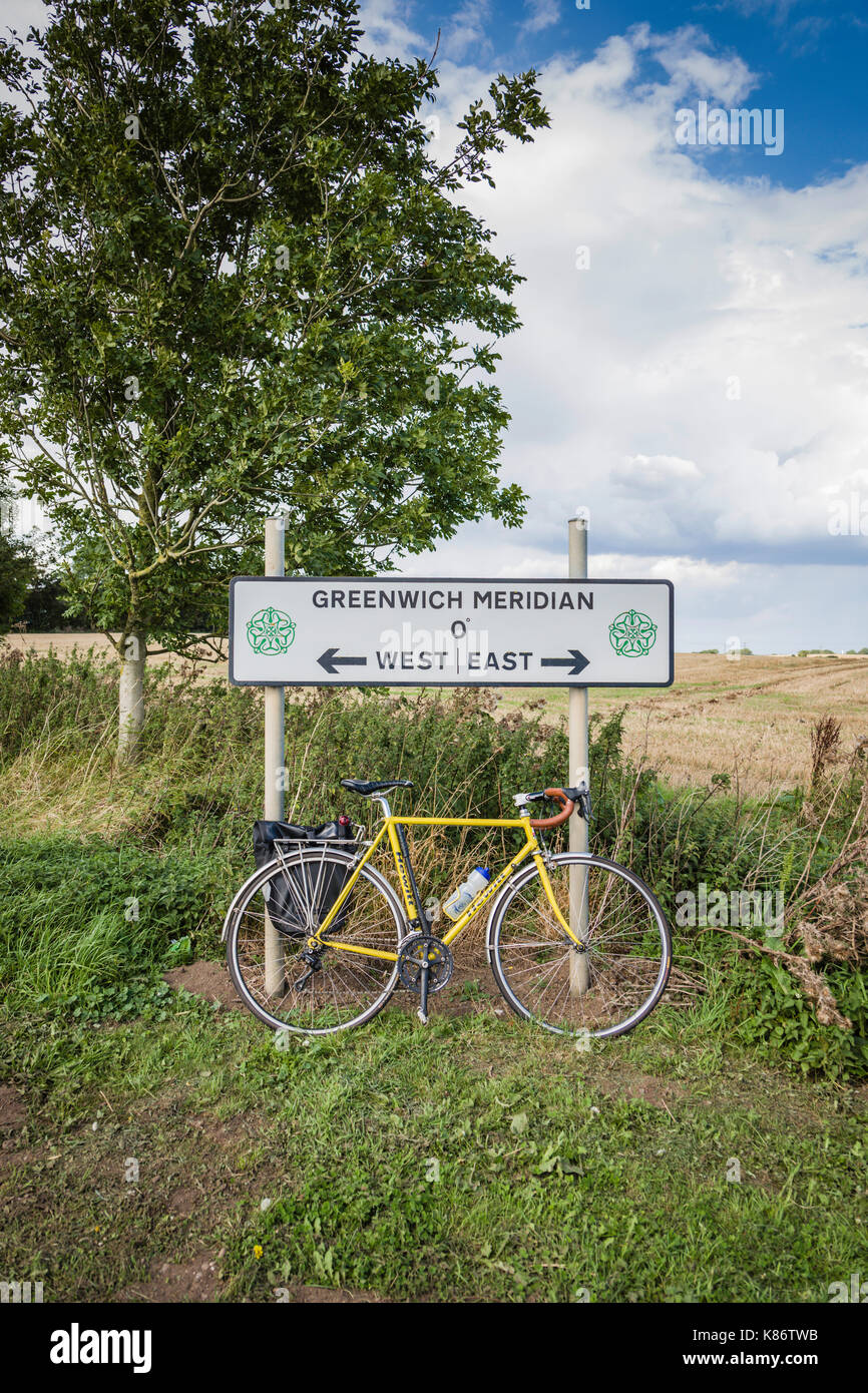 Radfahren über den Meridian von Greenwich, Patrington, East Yorkshire, Großbritannien. Stockfoto