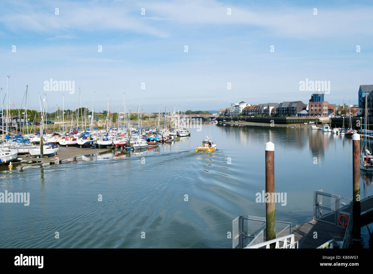 Günstig motor Kreuzer auf dem Fluss Arun, Littlehampton, West Sussex, England, Großbritannien Stockfoto