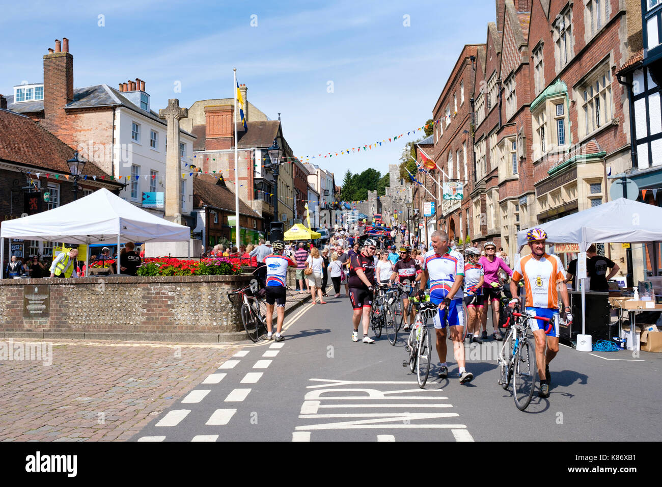 Arundel High Street während der Arundel Festival. Arundel, West Sussex, England, Großbritannien Stockfoto