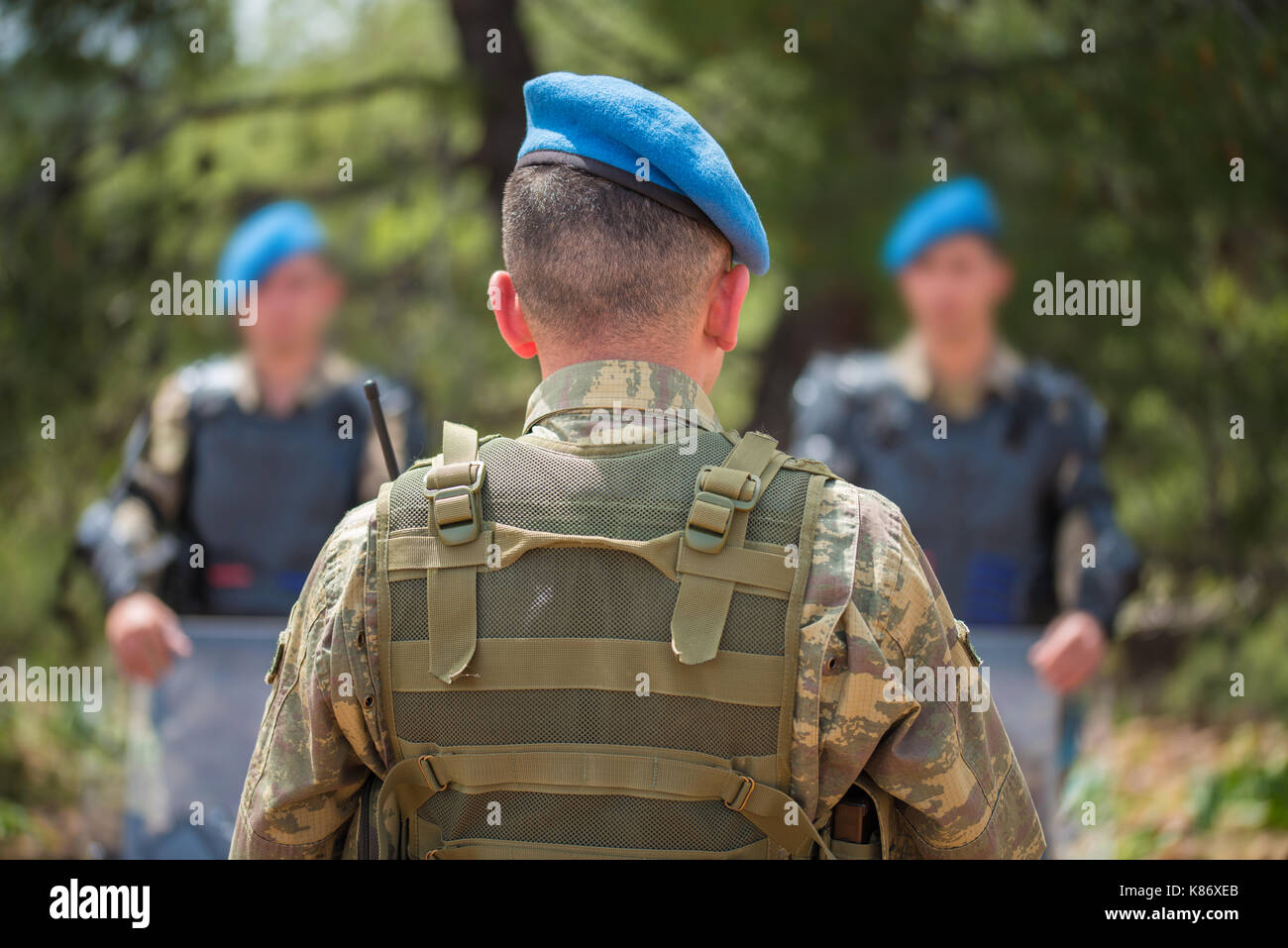 Militärische Trainer militärische Soldat im Boot Camp Training verleiht Stockfoto