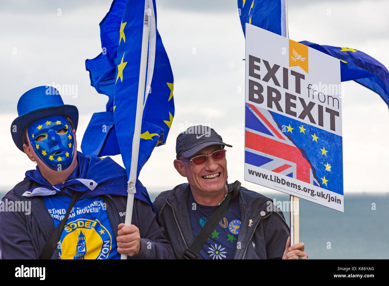 EU-Befürworter holding EU-Flaggen und Beenden von Brexit Plakat an der Haltestelle Brexit Demonstration in Bournemouth, Dorset im September Stockfoto