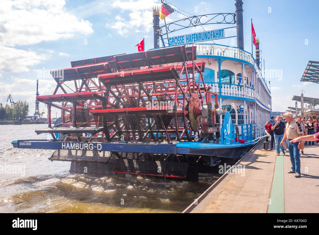 Grosse Hafenrundfahrt Raddampfer auf der Elbe Hamburg Stockfoto