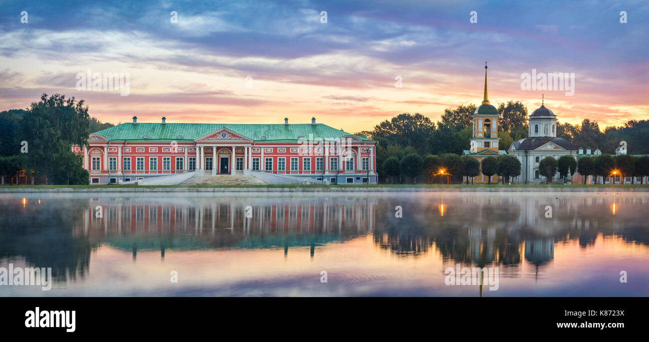 Panorama von kuskowo Immobilien mit Reflexion im Wasser auf sunrise in Moskau, Russland Stockfoto
