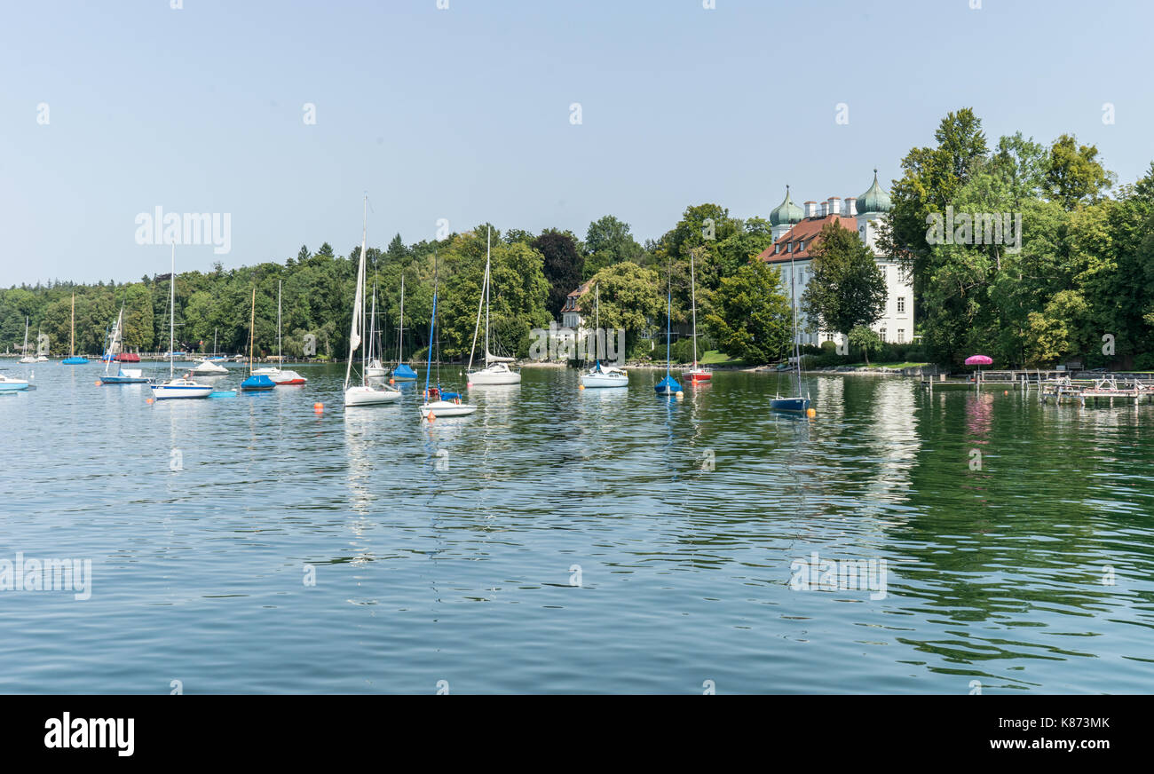 Segelboote auf dem Starnberger See mit Schloss Ammerland Stockfoto