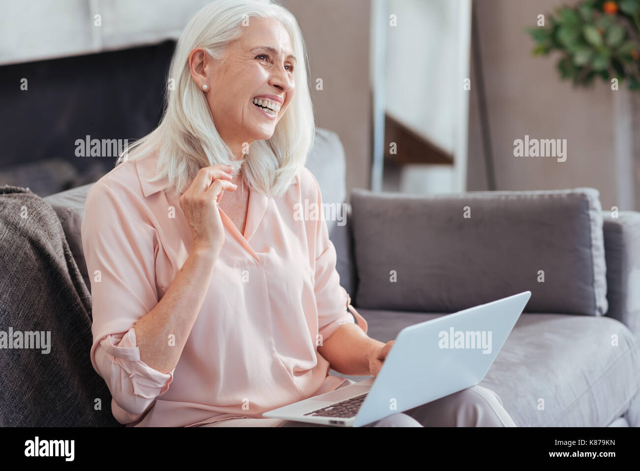 Pensionierte Frau zu Hause ruhenden Überglücklich Stockfoto