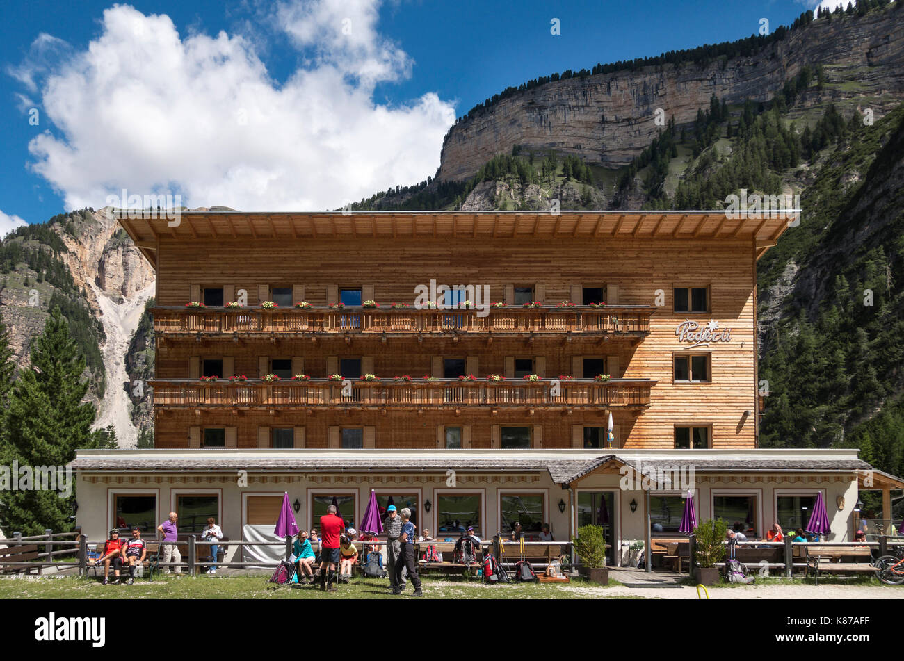 In Norditalien, in den Dolomiten, im Sommer. Die geschäftige Mountain Guesthouse oder Berghütte Rifugio Pederü im Val dai Tamersc auf die lange Strecke route Alta Via 1. Stockfoto