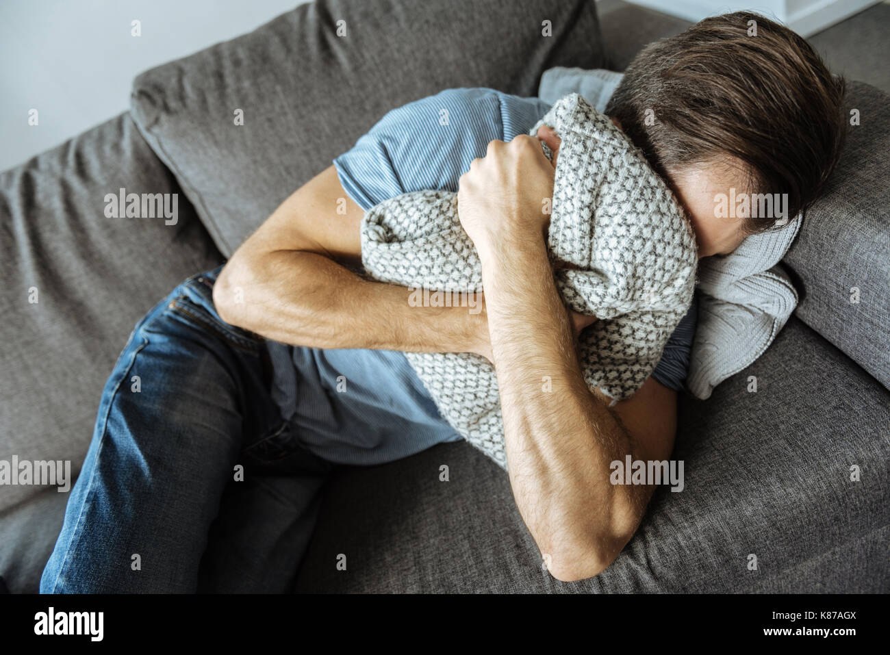 Mann traurig in griefb gedrückt Stockfoto