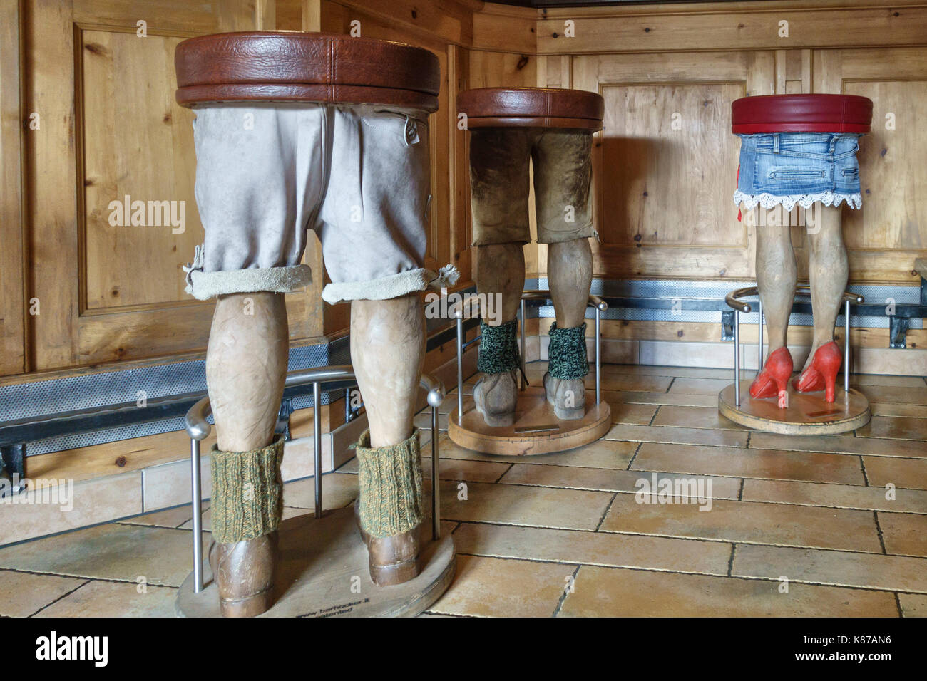 Die Dolomiten, Norditalien. Ungewöhnliche bar Hocker geformt wie Beine Wanderer' im Berggasthaus Rifugio Sennes Stockfoto