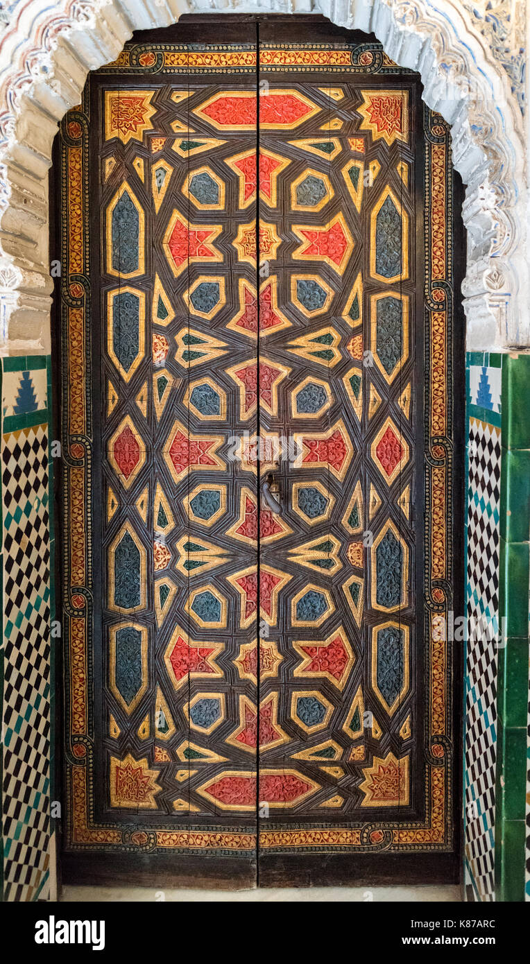 Reich verzierte Tür in Alcázar von Sevilla. Sevilla, Andalusien, Spanien Stockfoto