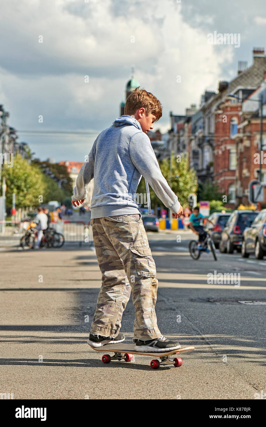 Brüssel, Belgien - 17. SEPTEMBER 2017: junger Teenager junge Praxis skateboarding während des Autofreien Tag Straßen auf Demolder Ave. in Brüssel, Belgiu Stockfoto