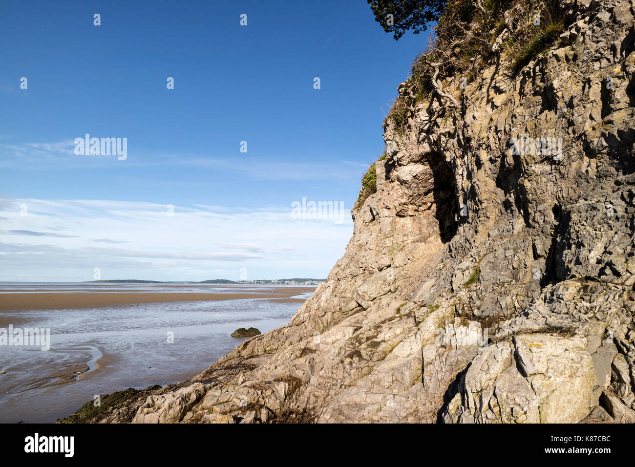 Der Blick über die Morecambe Bay in Richtung Grange-over-Sands aus Cove, Silverdale, Lancashire, Großbritannien Stockfoto