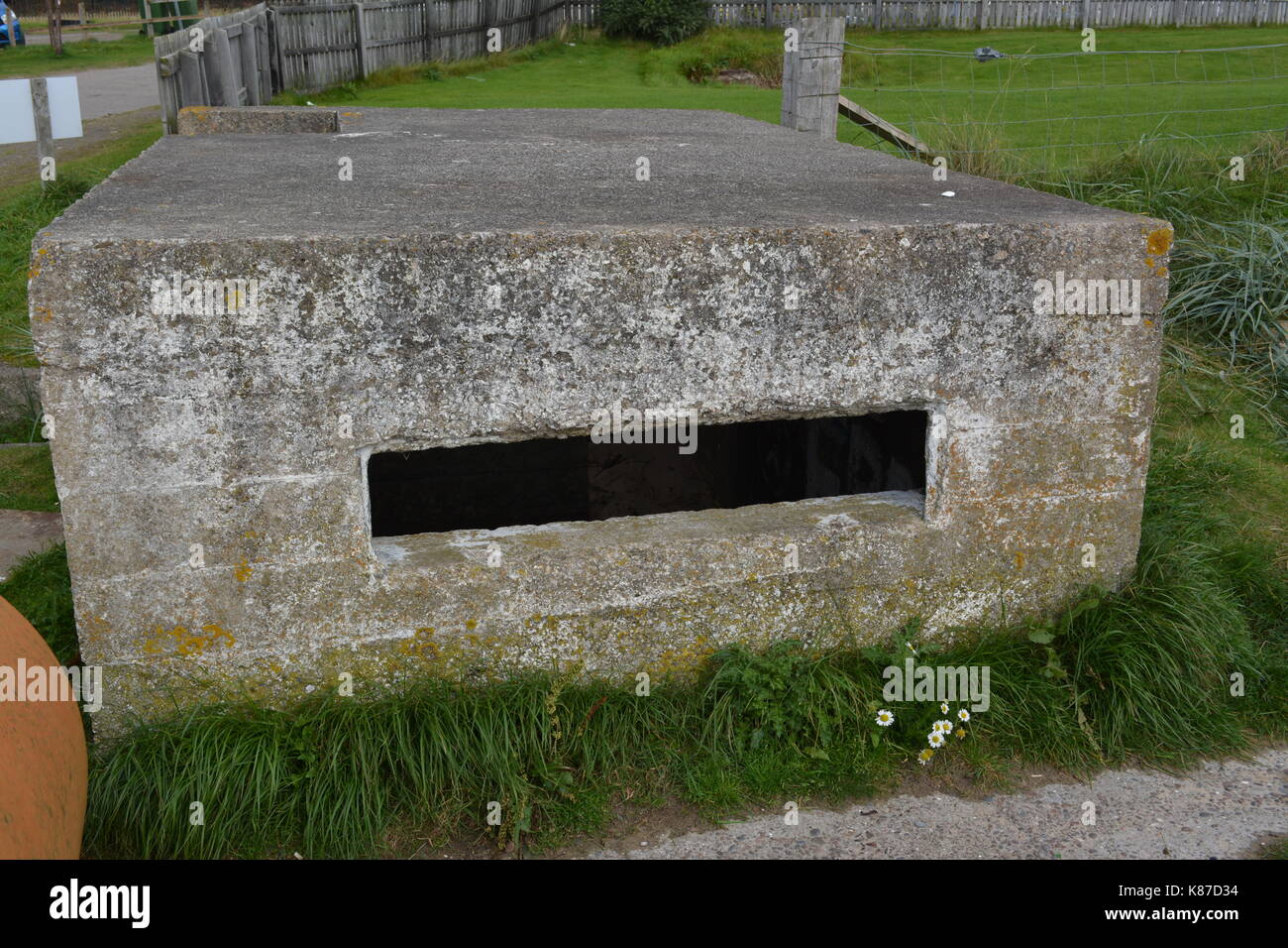 Weltkrieg II Stahlbeton bunker Pillenschachtel pillbox Rüstung mit Meerblick direkt am Strand Cromarty Firth in Schottland Stockfoto