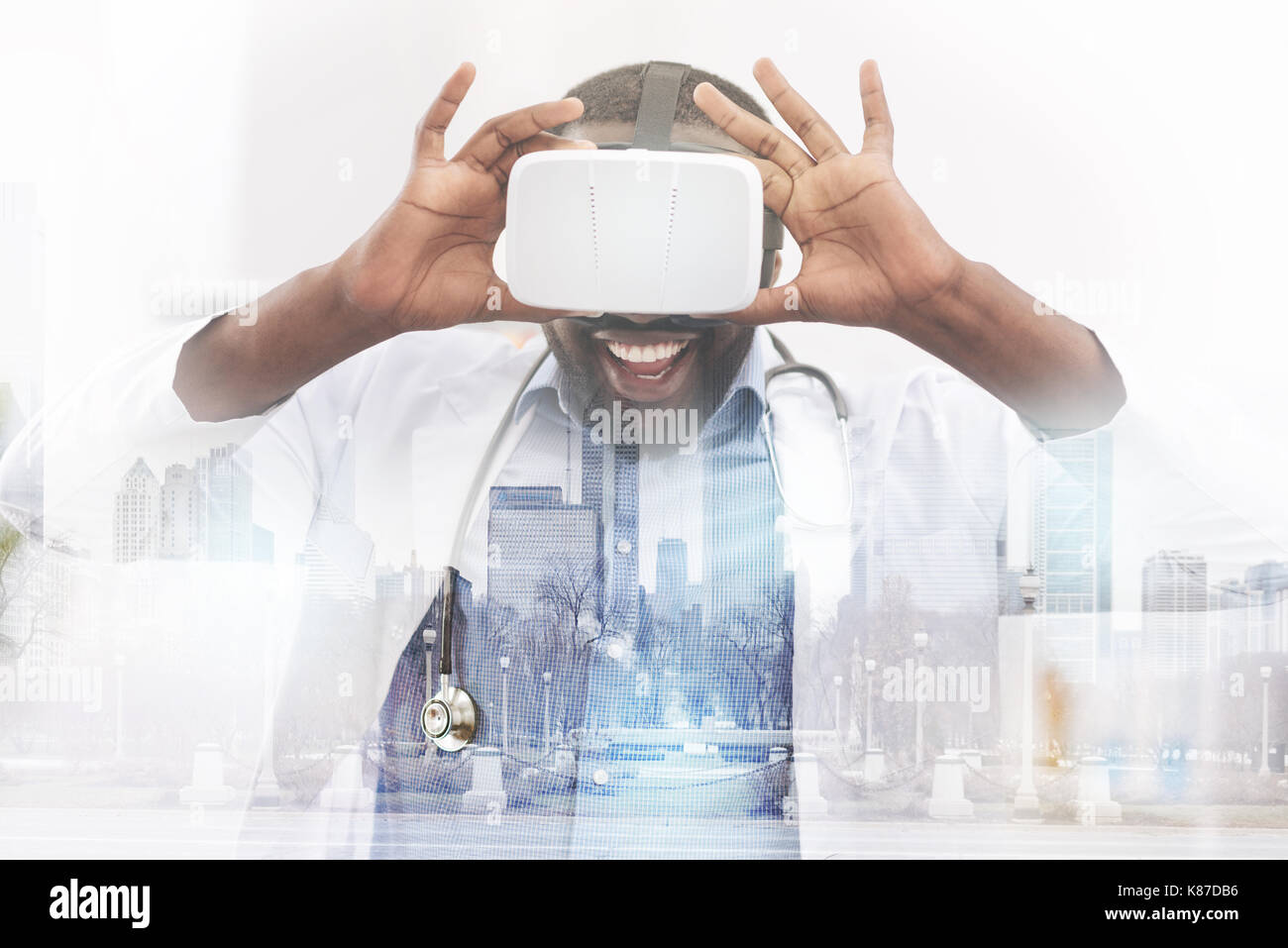 Gerne Afrikanische Amerikanische Arzt tragen virtuelle Gläser Stockfoto