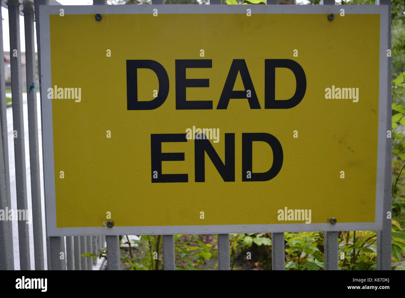 Metall Sackgasse Zeichen auf Metall Geländer re keine Durchgangsstraße cul de sac Warnung vor kein Zugriff Stockfoto