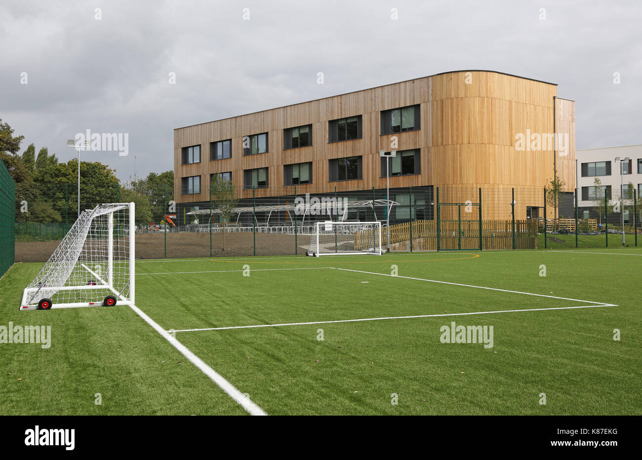 Ein künstliches Gras alle-Wetter Fußballplatz an einer neuen Schule in Slough, Großbritannien Stockfoto