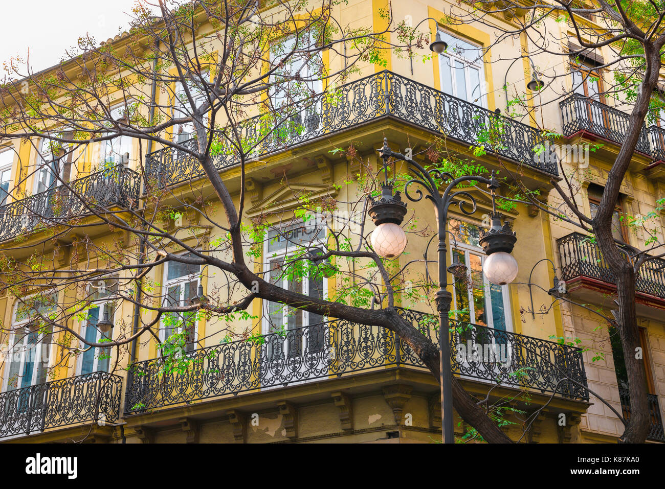 Valencia Spanien Altstadt mit Blick auf die obere Ebene des 19. Jahrhunderts Apartment Block in das historische Zentrum von Valencia, Spanien. Stockfoto