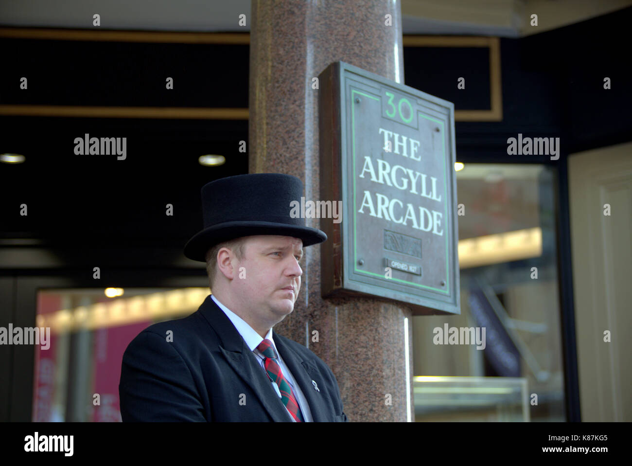 Argyle Arcade zeichen Einkaufszentrum die älteste Mall in Glasgow Eingang mit uniformierten Portier Stockfoto