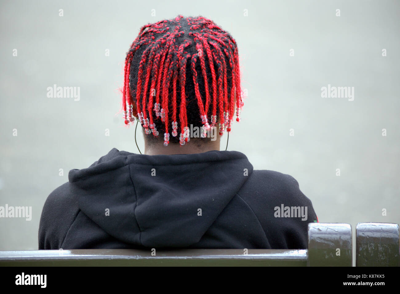 Schwarze Kerle Männer mit geflochtenen Haar dreadlocks aus gesehen hinter Stockfoto