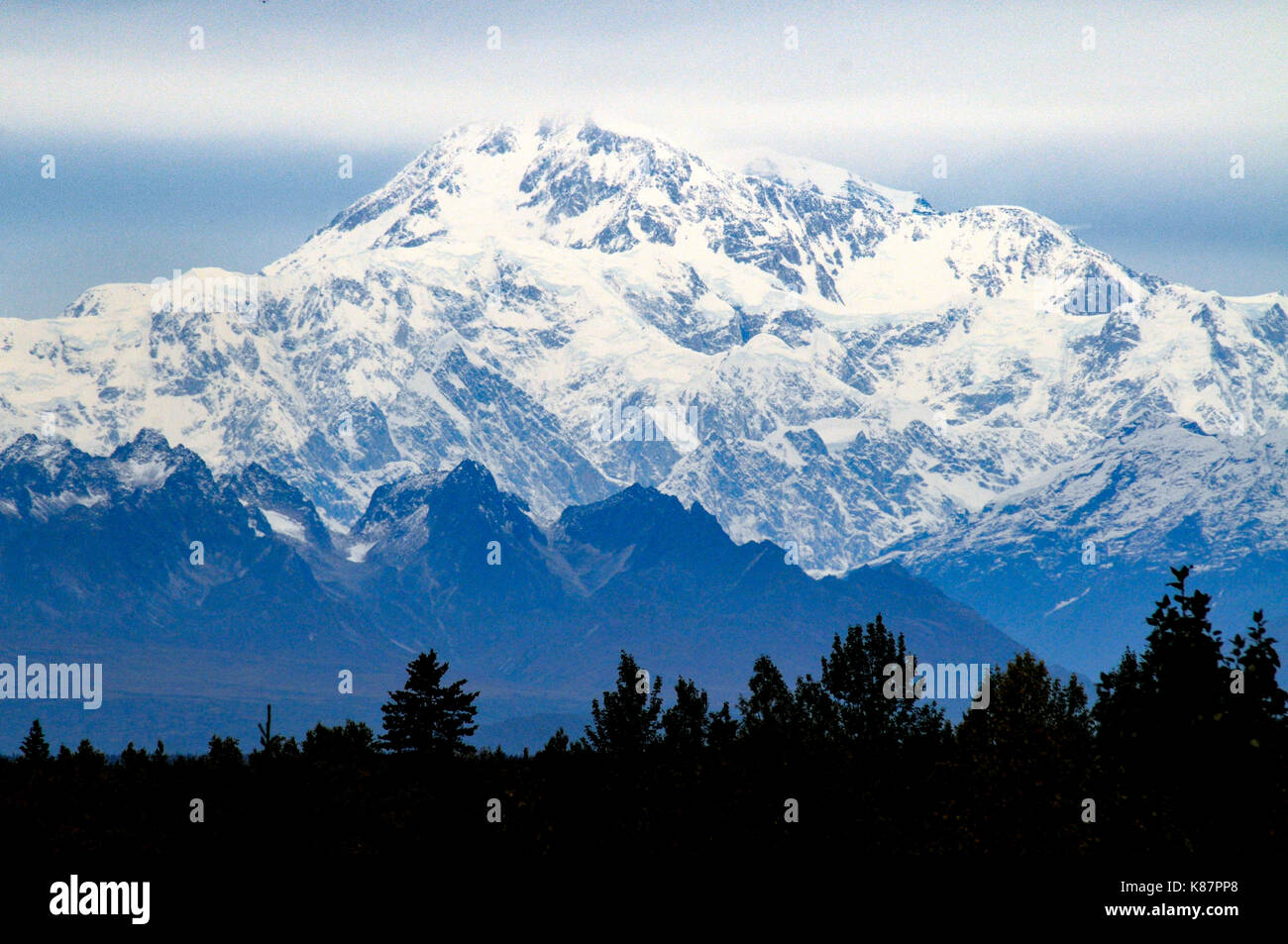 Mount Denali Peaks durch die Wolken im Denali National Park in Alaska, September 2017. Stockfoto