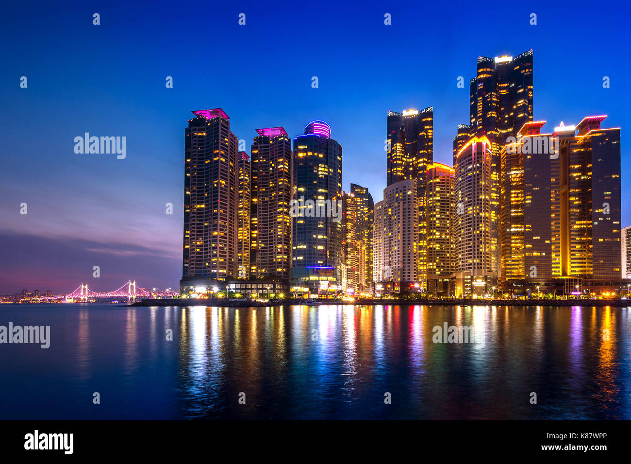 Busan Stadtbild und GwangAn bridge bei nacht in Südkorea. Stockfoto
