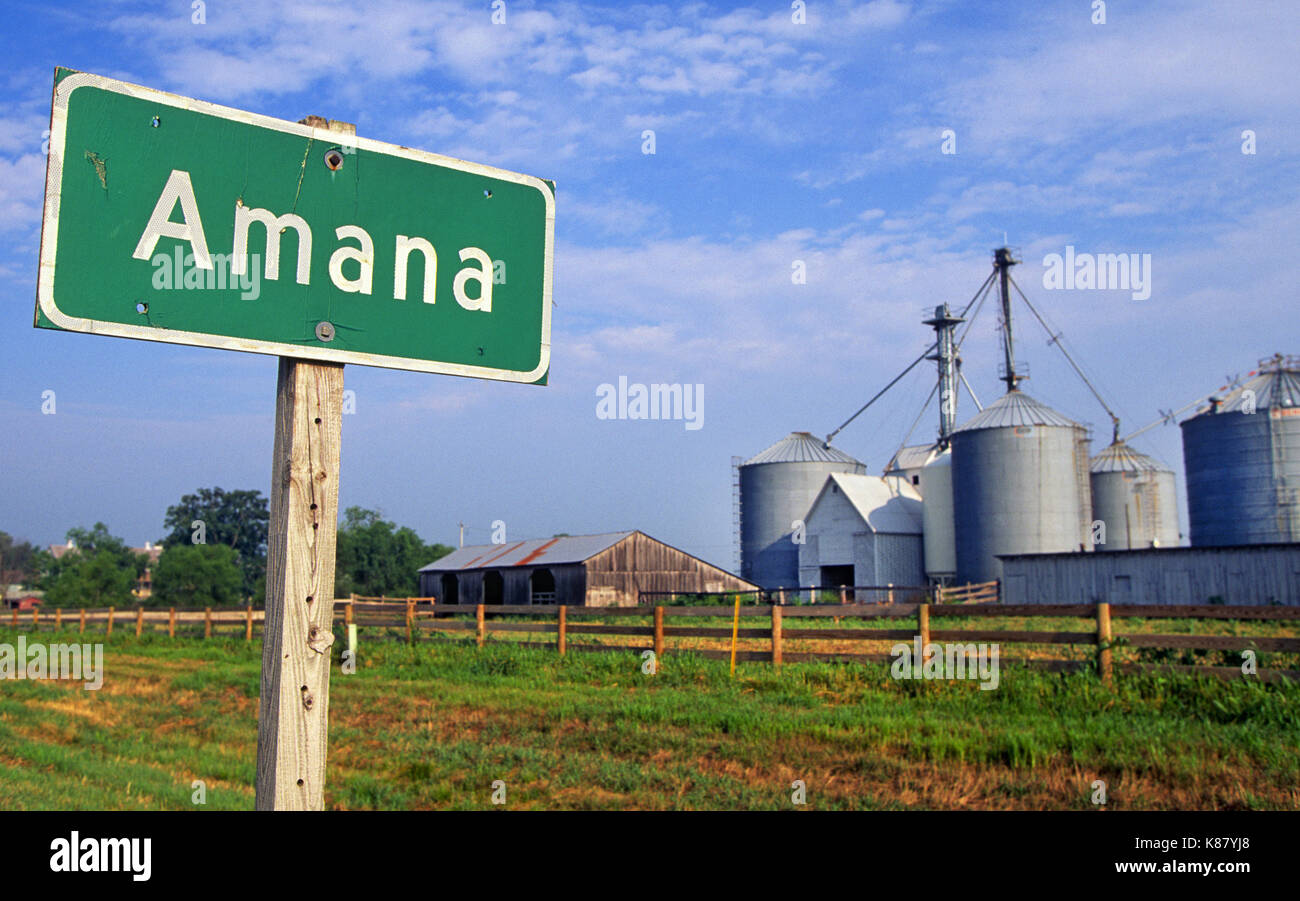 Ein Schild verkündet die Ankunft der Autofahrer in die Farm Stadt Amana, in den Amana Kolonien, einem historischen religiösen Gemeinschaft in Iowa. Stockfoto