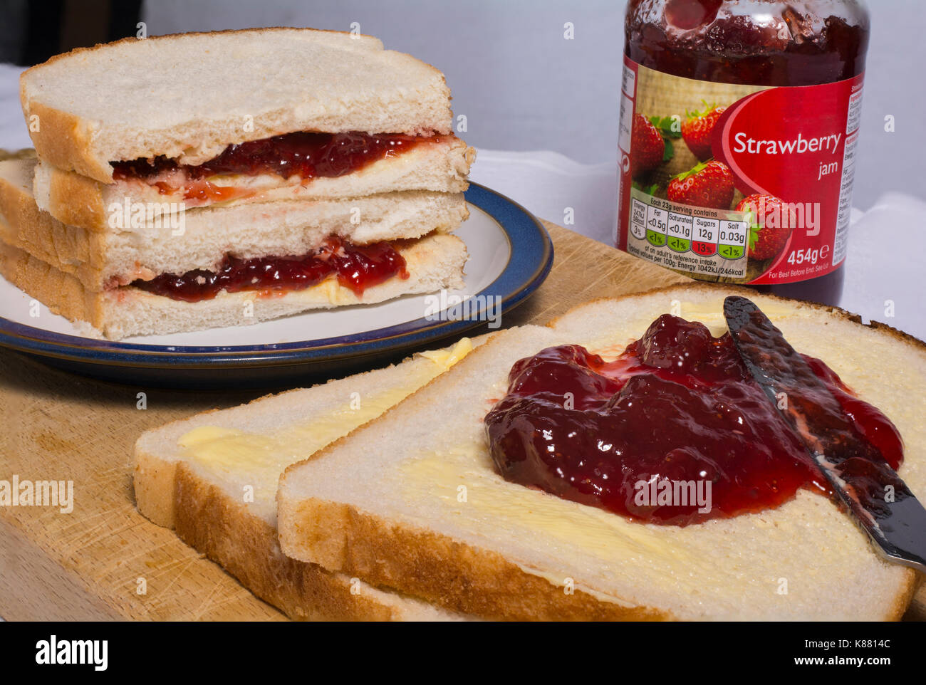 Grob und unhöflich Altmodische jam Sandwich. Weiß geschnitten Brot und Erdbeermarmelade Stockfoto