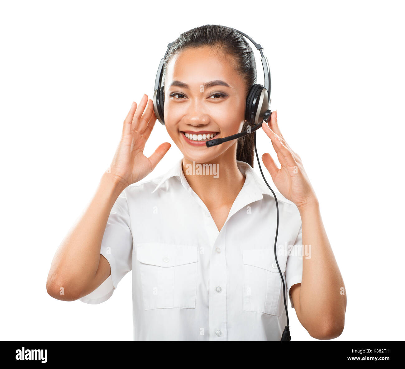 Kunden Service Operator junge asiatische Frau mit Headset. Schöne weibliche Operator Call Center lächelnd und mit Blick auf die Kamera. Modell isoliert auf weiss Stockfoto
